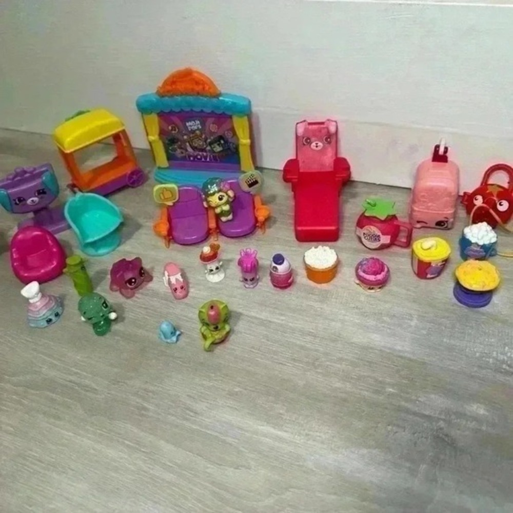Shopkins Playset Lot Characters Figures Accessories Theater Miniatures Bundle - Picture 4 of 4